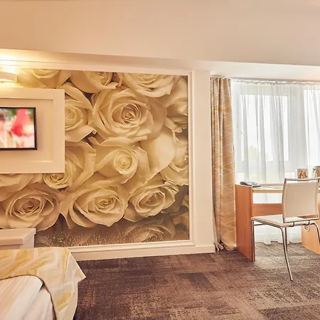 מלון Continental Forum 4*